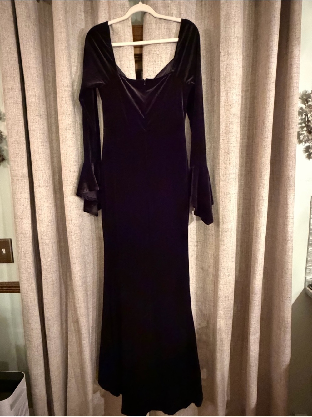 29. Dramatic Instincts Black Velvet Bell
Sleeve Mermaid Maxi Dress size L - Picture 11 of 11